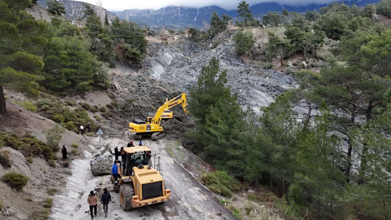 Büyükşehir’den Kapanan Mahalle Yoluna Acil Müdahale 2